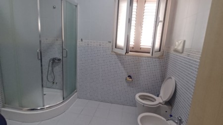 Tek Kodra E Priftit, Jepet Me Qira, Apartament 2+1+2 Gati Per Banim !!!