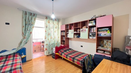 Ne Rrugen Fortuzi, Shitet Apartament 2+1 Me Siperfaqe Te Bollshme Dhe Orientim Perfekt !!!