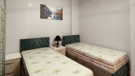 Ne Rr. Frosina Plaku, Jepet Me Qira Super Apartament 2+1, Prane Kompleksit Kontakt !!!