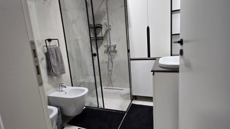 Tek Kodra e Diellit, Jepet Me Qira Super Apartament 2+1+2+Post Parkimi, Totalisht i Investuar Gati Per Banim!!!