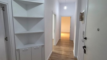Ne Kompleksin Square 21, Jepet Me Qira Ambient, Ideal Per Zyra Ose Klinika !!!