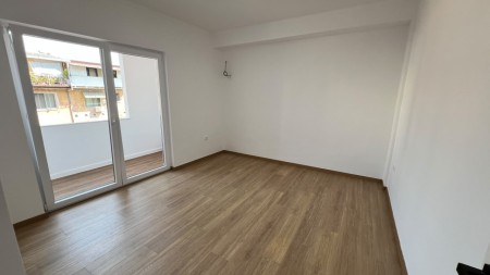 Tek Medreseja, Buze Rruge, Shitet Apartament 1+1 I Investuar!!!