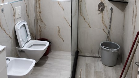Prane 21 Dhjetorit, Shitet Apartament 2+1, Me Planimetri Te Rregullt Dhe Hapesira Te Bollshme !!