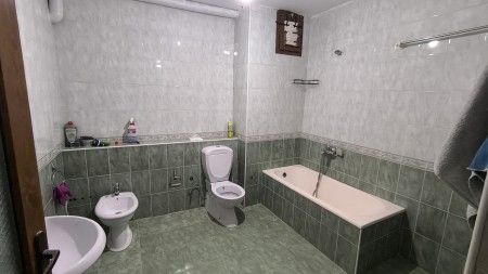 Ne Laprake, Tek Blloku Gintash, Shitet Ambient Biznesi Ideal Per Investim !!!