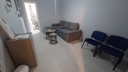 Ne Fillim Te Rruges Se Kavajes, Jepet Ambient Me Qira, Ideal Per Zyra !!!