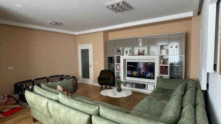 Ne Myslym Shyr, Jepet Me Qira Apartament 2+1 Se Bashku Me Post Parkimi Te Perfshire Ne Cmim !!!