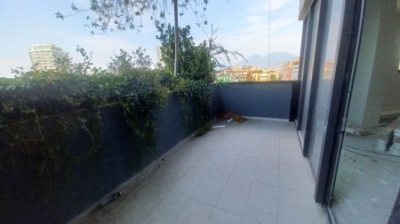 Tek Vertikal Forest, Perballe Stadiumit Air Albania, Jepet Me Qira Ambient Ideal Per Zyra Apo Klinika !!!