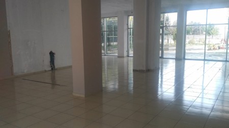 Shitet Ambient Biznesi Ne Rruge Kryesore Prane Rrethrrotullimit te Casa Italias !!