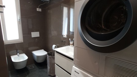 Tek Rruga e Kavajes, Jepet Me Qira Apartament 1+1, I Mobiluar Totalisht !!!