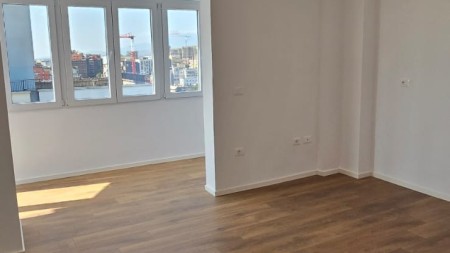 Tek 21 Dhjetori, Shitet Super Apartament 1+1, Ideal Per Banim Dhe Investim !!!