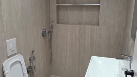 Tek 21 Dhjetori, Shitet Garsoniere, Mundesi Ideale Investimi Dhe Banimi !!