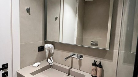 Tek "Gjimnazi Partizani", Shiten 3 Apartamente, Mundesi Ideale Investimi !!