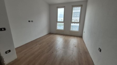 Tek Univers City, Shitet Apartament 2+1 Me Planimetri Te Rregullt Dhe Me Drite!!!