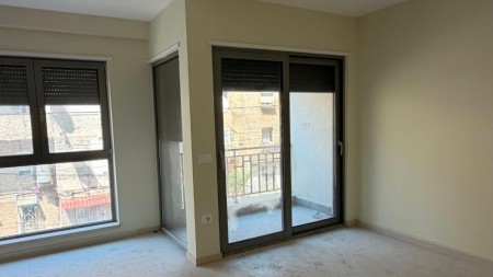 Tek Shkolla Kuqe, Jepet Me Qira Apartament 1+1, I Pershtatshem Per Zyra !!