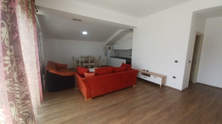 Tek Kodra E Priftit, Jepet Me Qira, Apartament 2+1+2 Gati Per Banim !!!