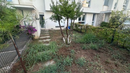 Ne Kompleksin “San Pietro“ Ne Gjirin E Lalezit, Shitet Apartament 1+1, I Pershtatur Ne 2+1 Me Oborr !!!