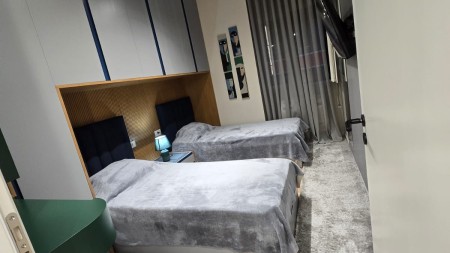 Tek Kodra e Diellit, Jepet Me Qira Super Apartament 2+1+2+Post Parkimi, Totalisht i Investuar Gati Per Banim!!!