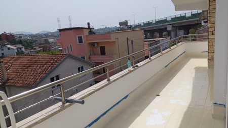 Tek Kodra E Priftit, Jepet Me Qira, Apartament 2+1+2 Gati Per Banim !!!