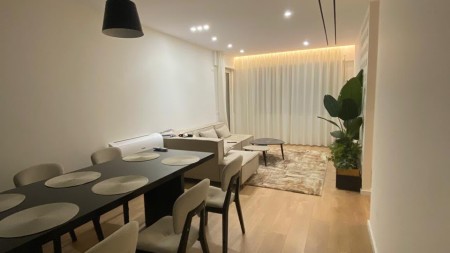 Tek Liqeni I Thate, Jepet Me Qira Apartament 3+1+2 !!!