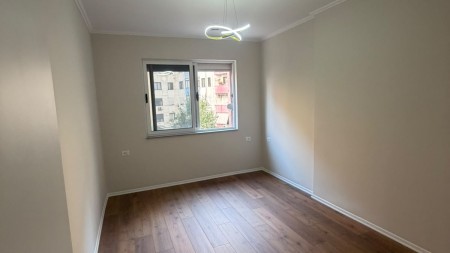 Ne Yzberisht, Shitet Apartament 1+1 Me Planimetri Te Rregullt!!