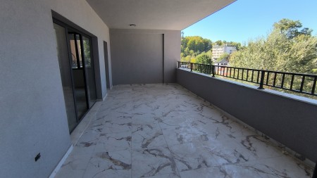 Tek Rruga E Elbasanit, Shitet Super Apartament 3+1+2 Me Hapesira Te Bollshme !!!