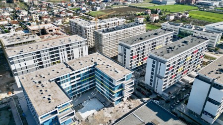 Tek Univers City, Shitet Apartament 3+1+2, Me Planimetri Dhe Hapesira Te Bollshme !