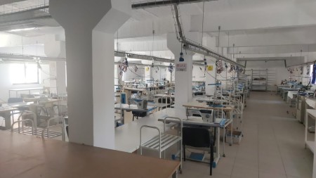 Ne Kombinat, Tek Fabrika E Qelqit, Jepet Me Qira Magazine, Ideale Per Tipologji Te Ndryshme Biznesi!!!