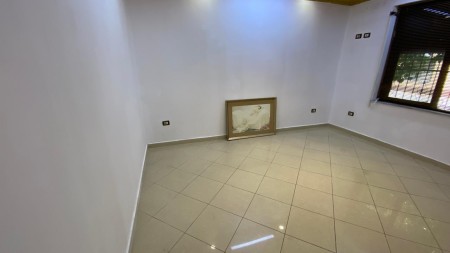 Buze Rruges Se Durresit, Shitet Apartament 2+1, Ideal Per Ambient Biznesi!!