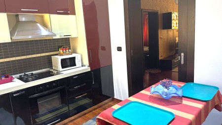 Ne Bllok, Jepet Me Qira Apartament 1+1, I Mobiluar !!