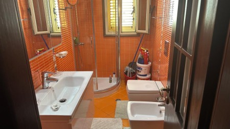 Ne Bllok, Jepet Me Qira Apartament 1+1, I Mobiluar !!