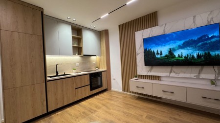 Prane Sheshit Te 21 Dhjetorit, Jepet Me Qira, Apartament 1+1 Totalisht I Mobiluar Me Stil Bashkekohor!!