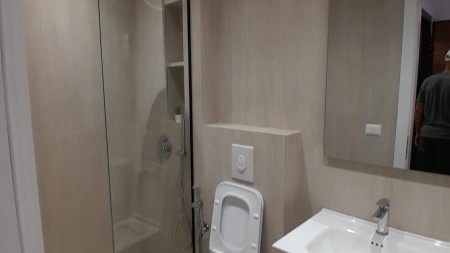 Prane Sheshit Te 21 Dhjetorit, Jepet Me Qira, Apartament 1+1 Totalisht I Mobiluar Me Stil Bashkekohor!!