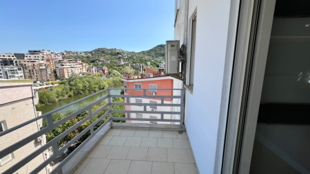 Tek Liqeni I Thate, Shitet Apartamenti 2+1, I Investuar Dhe Me Pamje !!!