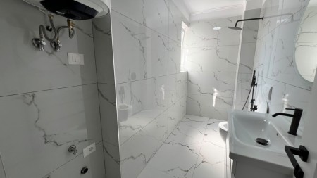 Tek Medreseja, Buze Rruge, Shitet Apartament 1+1 I Investuar!!!