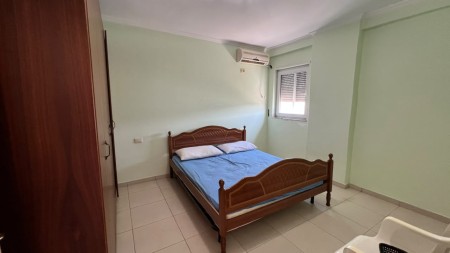 Tek Shkembi i Kavajes, Shitet Apartament 1+1 Buze Detit !!!