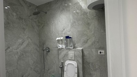 Tek Rruga Kongresi i Manastirit, Shitet Apartament 1+1, Ideal Per Banim Dhe Investim !!!