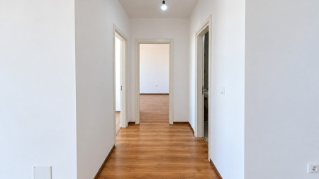 Prane Farmacise 10, Jepet Me Qira Apartament 2+1+2, Ideal Per Banim !!!