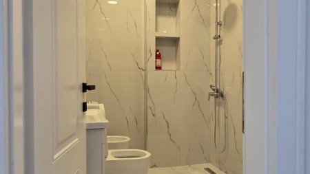 Tek 21 Dhjetori, Shitet Super Apartament 1+1, Ideal Per Banim Dhe Investim !!!