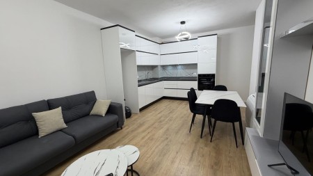 Tek Univers City, Jepet Me Qira Apartament 2+1+Post Parkimi!!