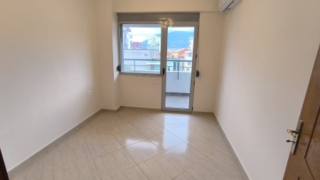 Tek Kompleksi Halili, Jepet Me Qira Ambient Per Zyra I Sapo Investuar !!!