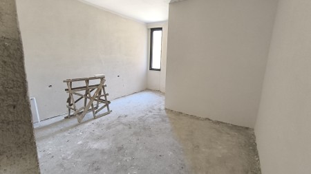 Tek Rruga E Elbasanit, Shitet Super Apartament 3+1+2 Me Hapesira Te Bollshme !!!