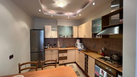 Ne Rrugen Fortuzi, Shitet Apartament 2+1 Me Siperfaqe Te Bollshme Dhe Orientim Perfekt !!!