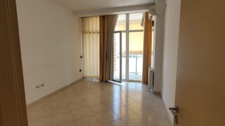 Tek Kompleksi Kika 2, Shitet Apartament 2+1+2, Me Hapesira Te Bollshme!!
