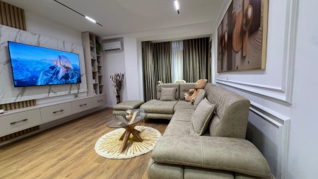 Prane Sheshit Te 21 Dhjetorit, Jepet Me Qira, Apartament 1+1 Totalisht I Mobiluar Me Stil Bashkekohor!!