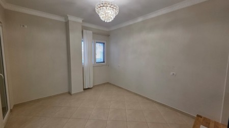 Tek Liqeni I Thate, Shitet Super Apartament 2+1+2 Me Cmim Okazion !!