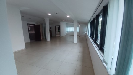 Ne Brryl, Jepet Me Qira Ambient, Per Tipologji Te Ndryshme Zyrash Ose Klinikash Mjekesore!!!