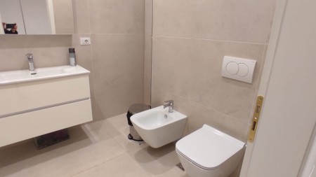 Ne Rrugen E Dibres ,Prane Hotel Elisa Jepet Me Qira Apartament 2+1 Per Zyra!!!