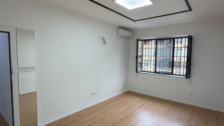 Ne Qender,Jepet Me Qira Apartament 1+1 Per Zyra!!