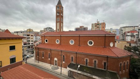 Tek Rruga e Kavajes, Shitet Super Apartament 1+1, Totalisht I Investuar !!