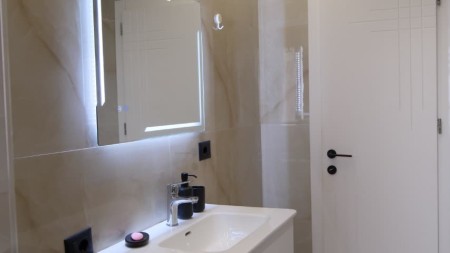 Ne Xhamllik, Jepet Me Qira Apartament 2+1 I Mobiluar, Gati Per Banim!!!